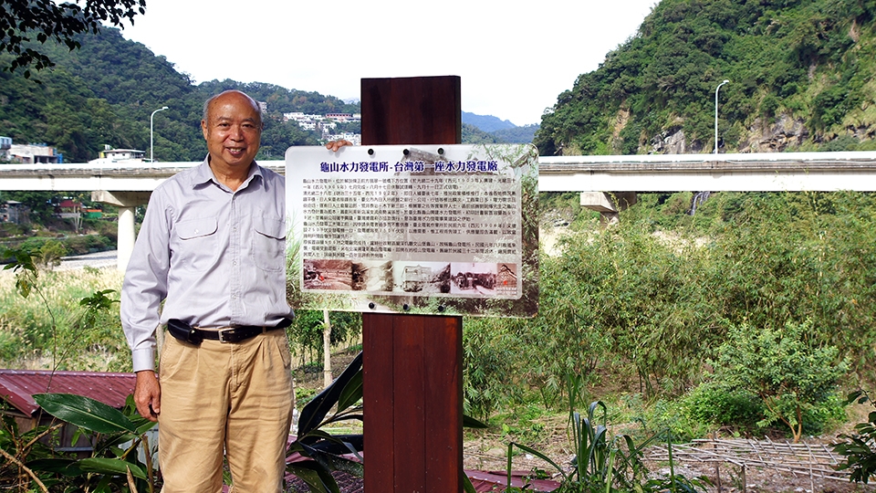 已退休的許智安經理有著多年的水力發電廠經驗，帶著年輕同仁向各地發電廠蒐集不同的水輪機作為展示。